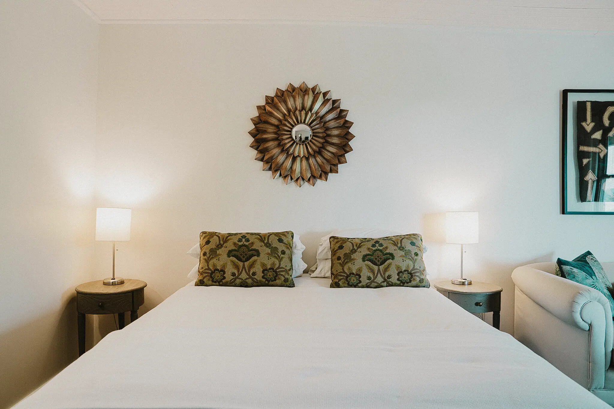 Standard Single Queen at The Kent Motel next to bed