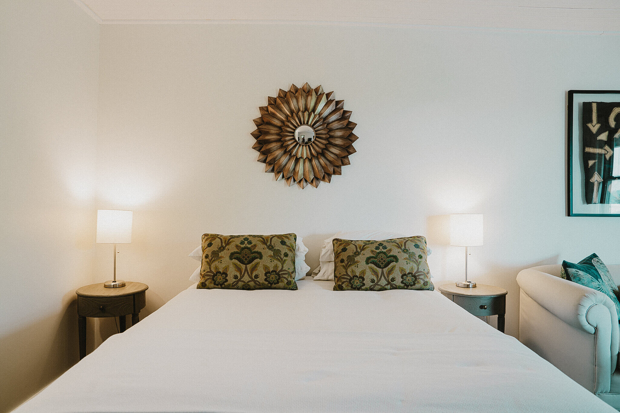Standard Single Queen at The Kent Motel next to bed