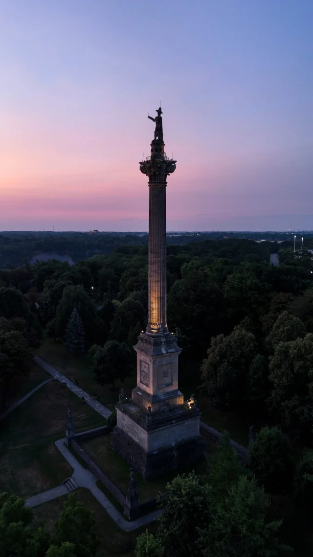 We went for a little loop around the Brock Monument, just up the hill!

The Brock Monument offers a magnificent view above the Niagara River - especially stunning at dawn when the morning light dances across the water below.

The Brock Monument is one of the many testaments to Niagara’s rich history.

Here’s what we can read about it on the @niagarafallstourismcanada website: 
Almost two hundred years ago, control of the Niagara River section between Canada and the United States was in constant dispute. Many decisive battles of the War of 1812 occurred along both sides of the river.

On October 13, 1812, shortly before dawn, American troops crossed the Niagara River and inched their way up to a concealed path on the Niagara escarpment, to cut the slender British supply line leading to the west. Major-General Isaac Brock, Commander-in-Chief of British forces in Upper Canada was stationed at Fort George in Newark (now Niagara-on-the-Lake). On the fateful morning of the battle, Brock raced from Fort George to Queenston and in a valiant effort to retake the Heights of Queenston, he was fatally wounded while leading his troops into battle.
