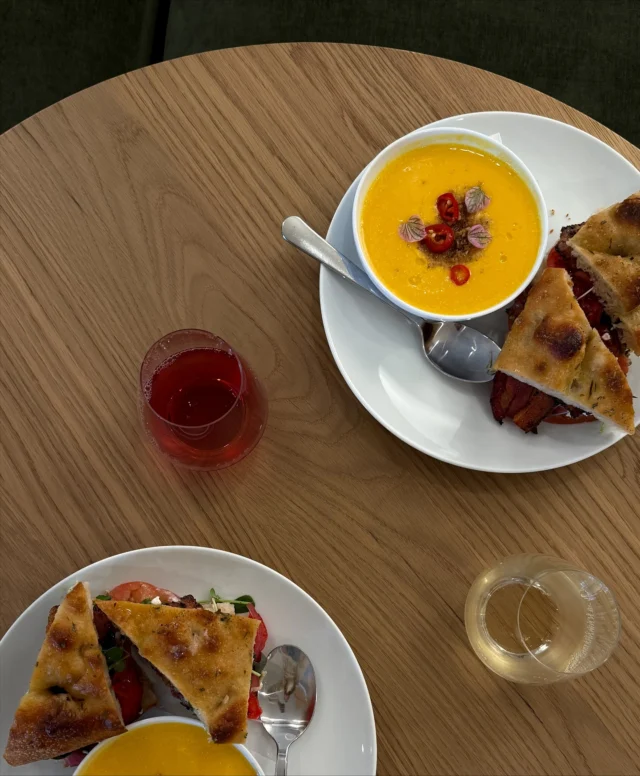 Join us all week-end for café and lunch 🧡
Friday to sunday, 8 to 8.

See you there!